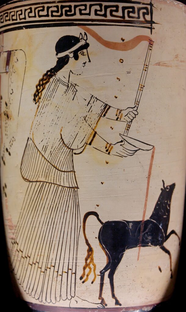 Артемида с факелом, совершающая возлияние. Аттический белофонный лекиф, ок. 460-450 до н.э., фрагмент росписи