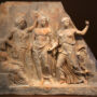 Зевс, Лето, Аполлон и Артемида (слева направо).  Мраморный рельеф из Браврона, 420-410 до н.э.