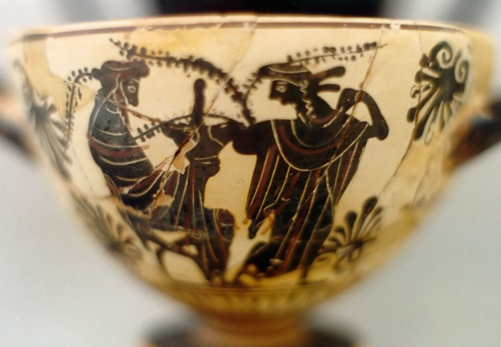 Дионис с фаллическим кубком и менада. Чернофигурный скифос, ок. 500 до н.э.